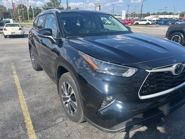 2023 Toyota Highlander XLE photo 2