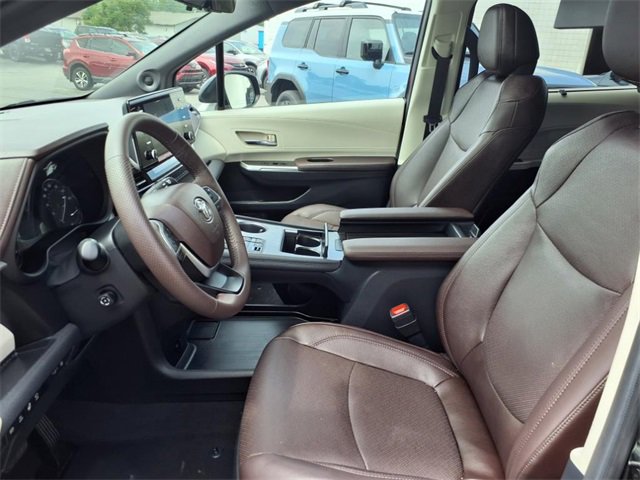 2024 Toyota Sienna Platinum photo 3