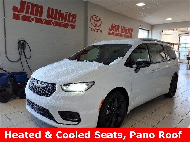 2025 Chrysler Pacifica Limited's photo