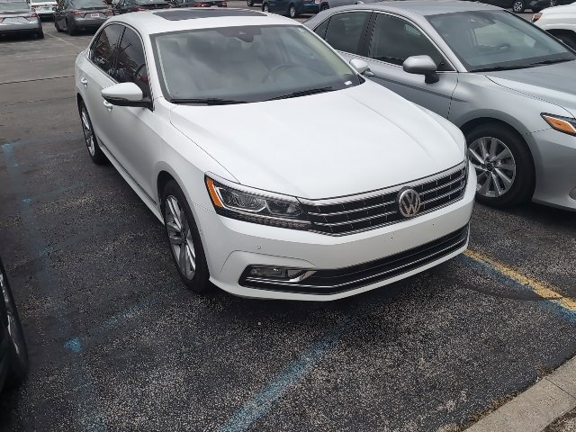 2017 Volkswagen Passat SEL Premium photo 2