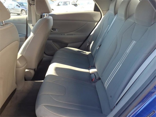 2021 Hyundai Elantra SEL photo 3