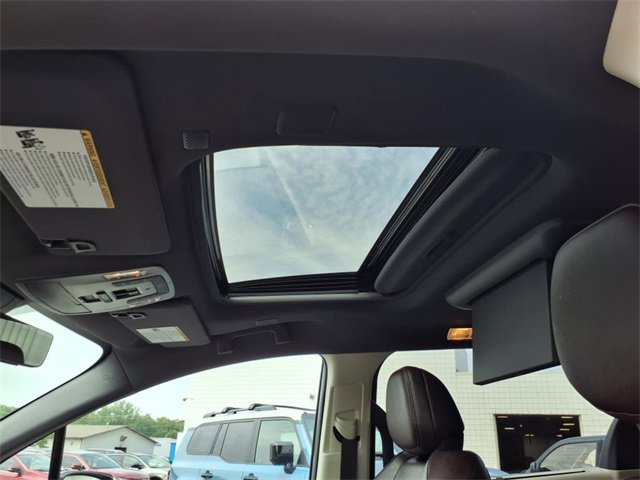 2024 Toyota Sienna Platinum photo 2