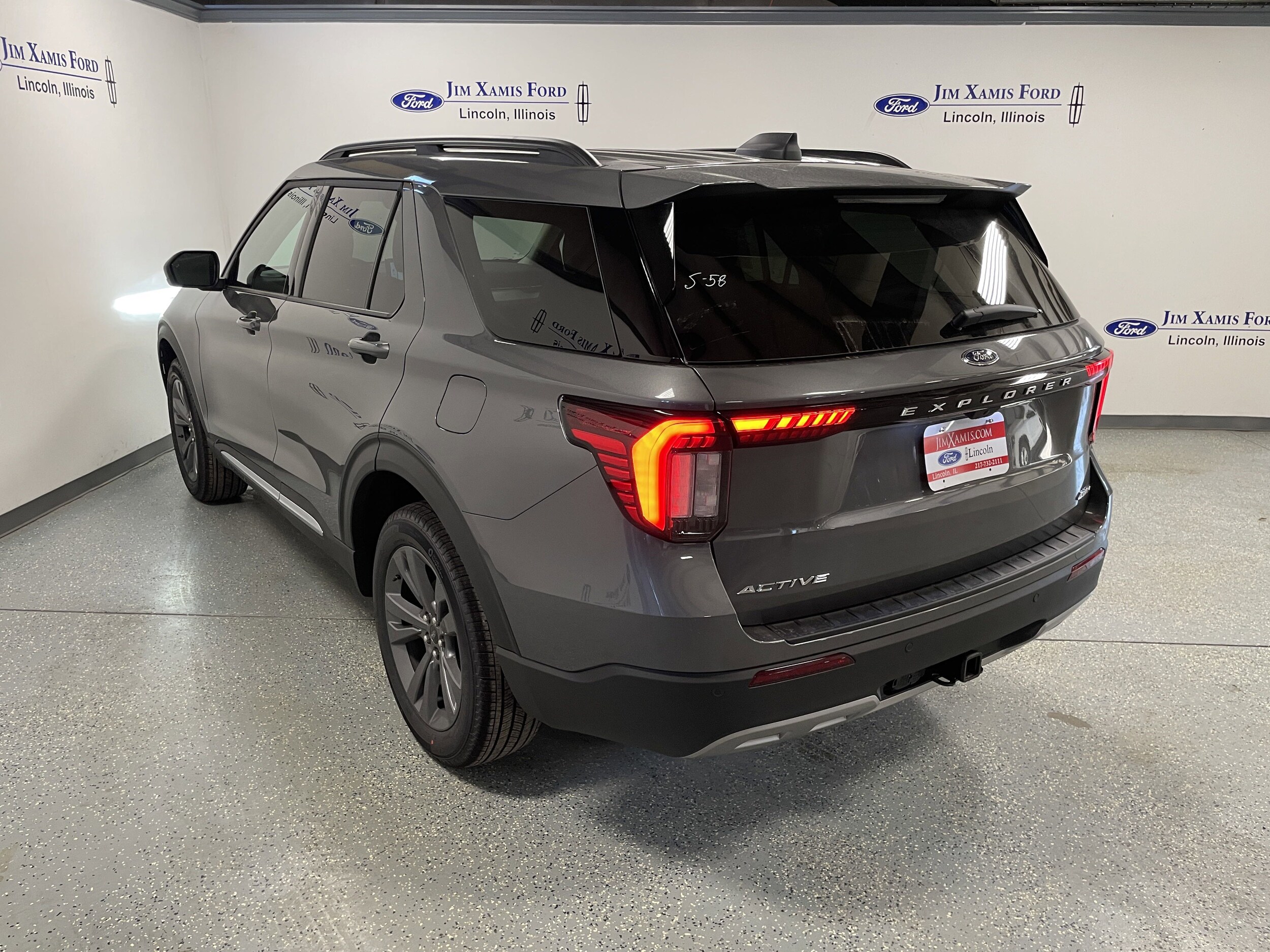 2025 Ford Explorer photo 4