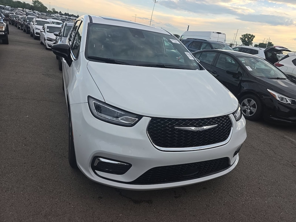 Used 2026 Chrysler Pacifica Van Passenger Van