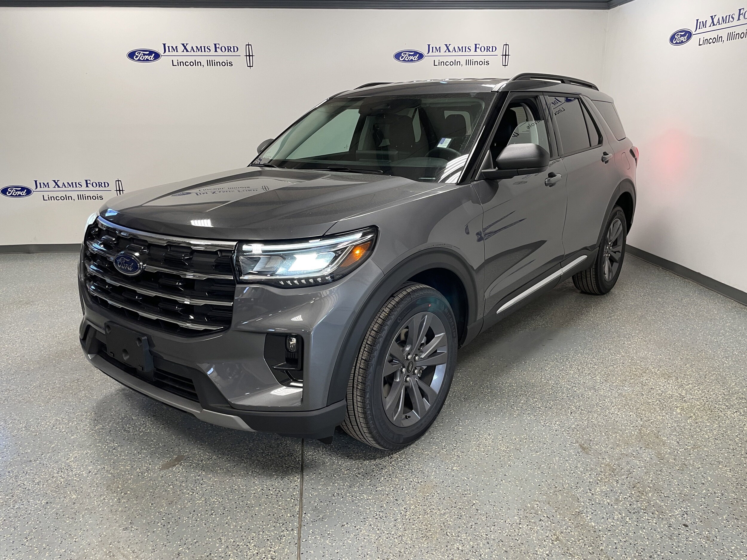 2025 Ford Explorer photo 3