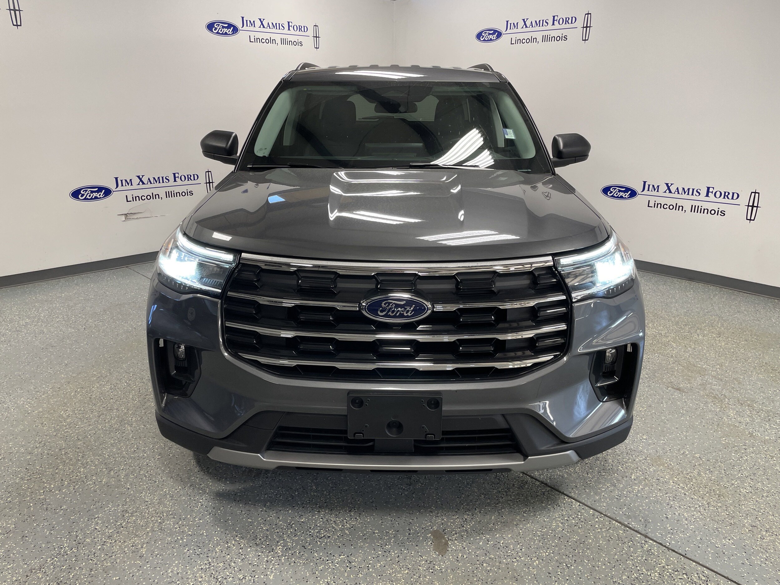 2025 Ford Explorer photo 2