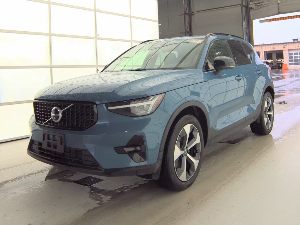 Used 2025 Volvo XC40 SUV