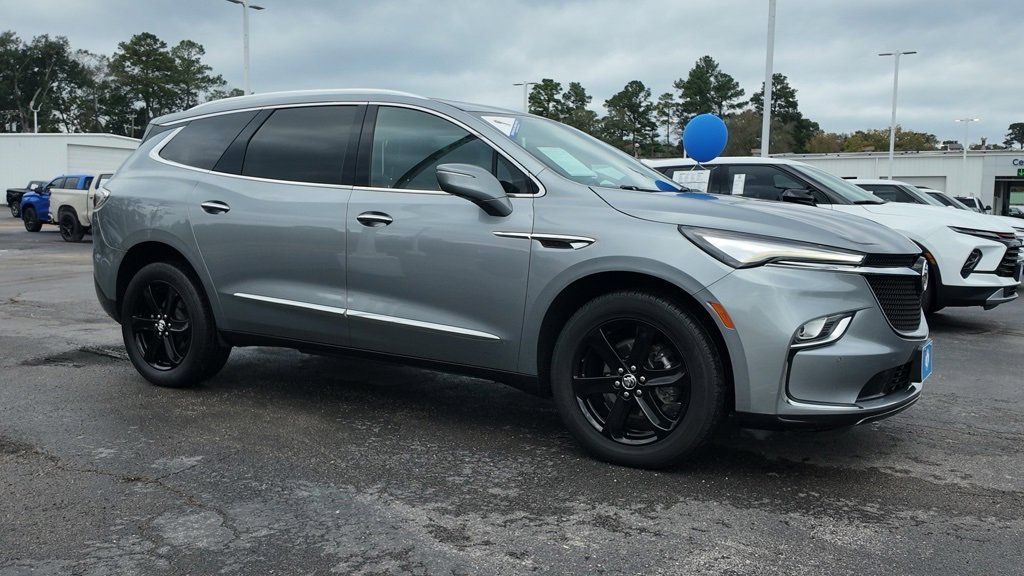 2023 Buick Enclave Essence's photo