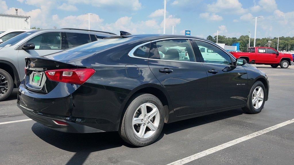 2024 Chevrolet Malibu 1LT photo 3