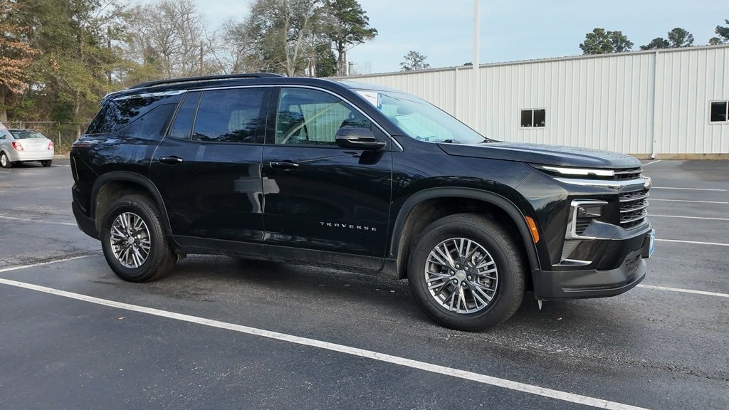 Used 2025 Chevrolet Traverse LT SUV