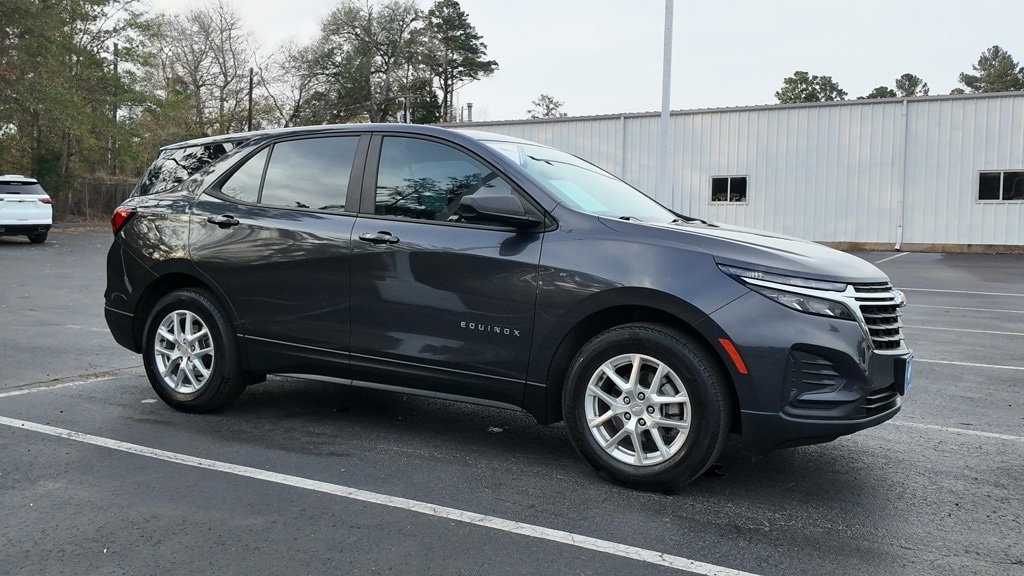 2022 Chevrolet Equinox LS's photo