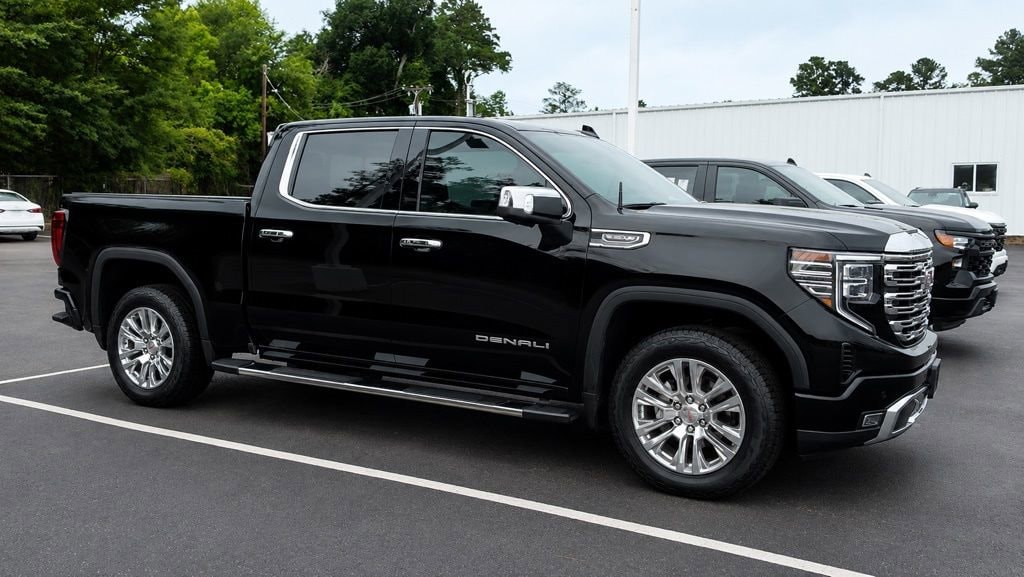 2023 GMC Sierra 4WD Crew Cab Short Box Denali's photo