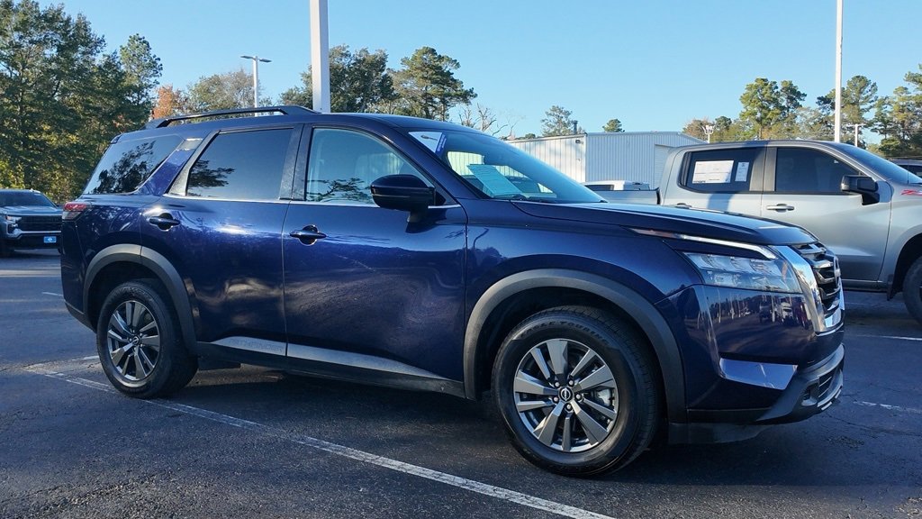 2024 Nissan Pathfinder SV's photo