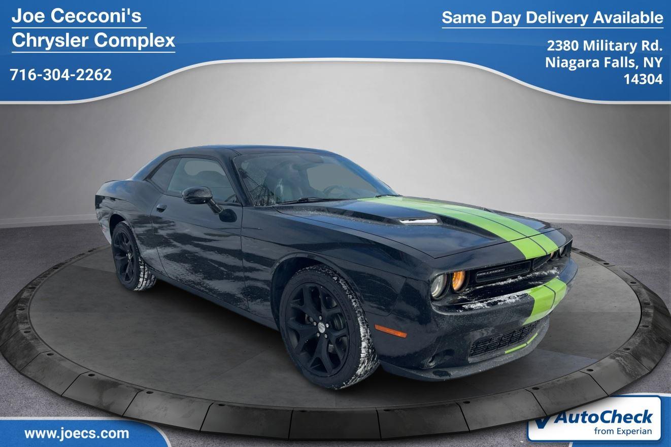 2015 Dodge Challenger SXT's photo