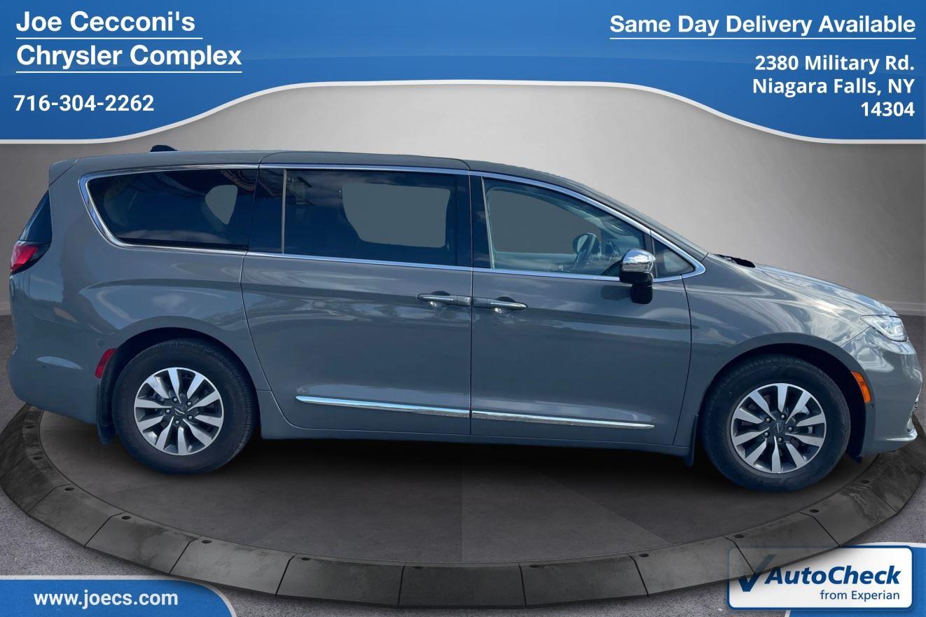 2023 Chrysler Pacifica Hybrid Limited photo 2