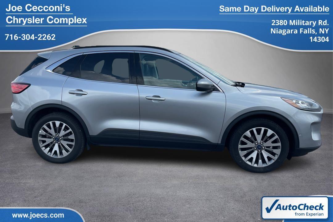 2021 Ford Escape Hybrid Titanium photo 2