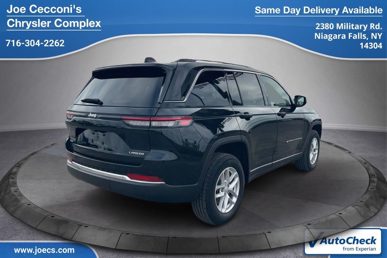 2023 Jeep Grand Cherokee Laredo photo 3