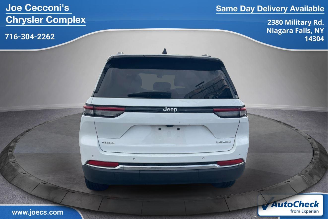 2023 Jeep Grand Cherokee Laredo photo 3