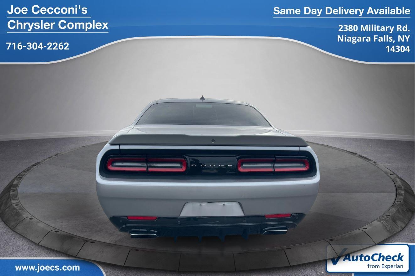 2016 Dodge Challenger R/T Plus photo 4