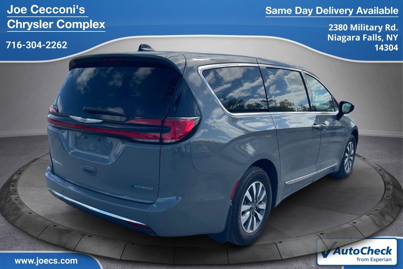2023 Chrysler Pacifica Hybrid Limited photo 3