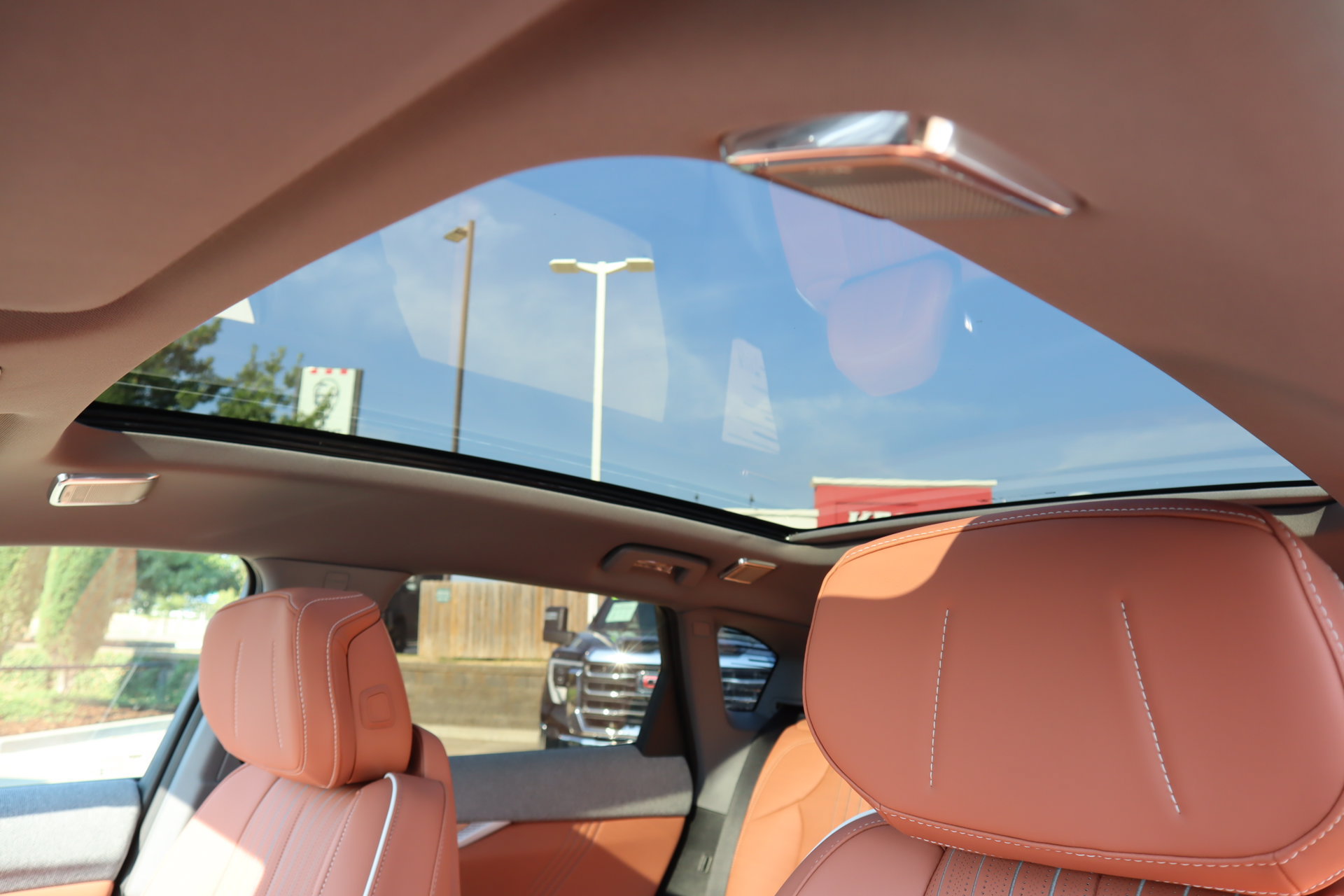 2027 Cadillac OPTIQ Premium Luxury - Photo 18