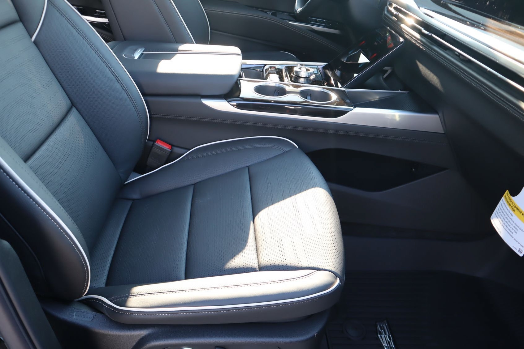 2027 Cadillac Escalade Luxury - Photo 16
