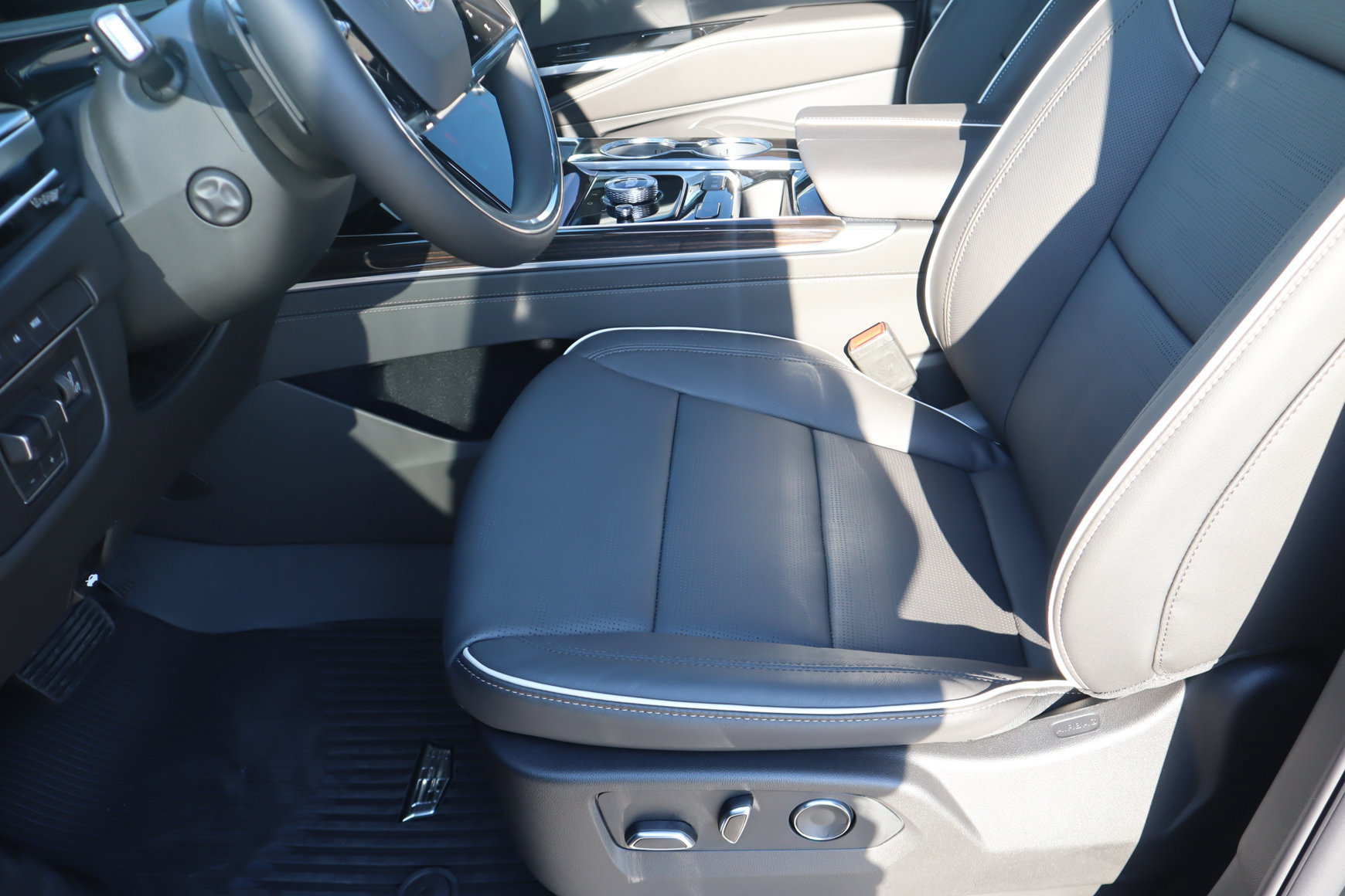 2027 Cadillac Escalade Luxury - Photo 13
