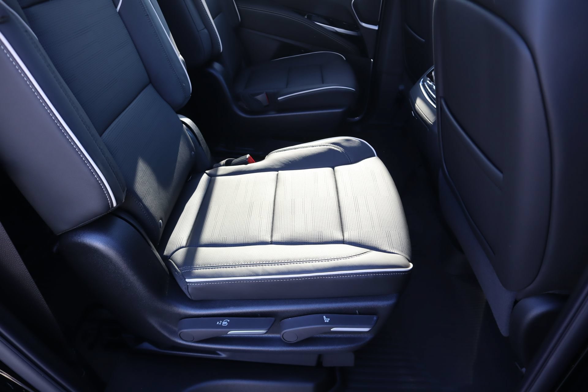 2027 Cadillac Escalade Luxury - Photo 17