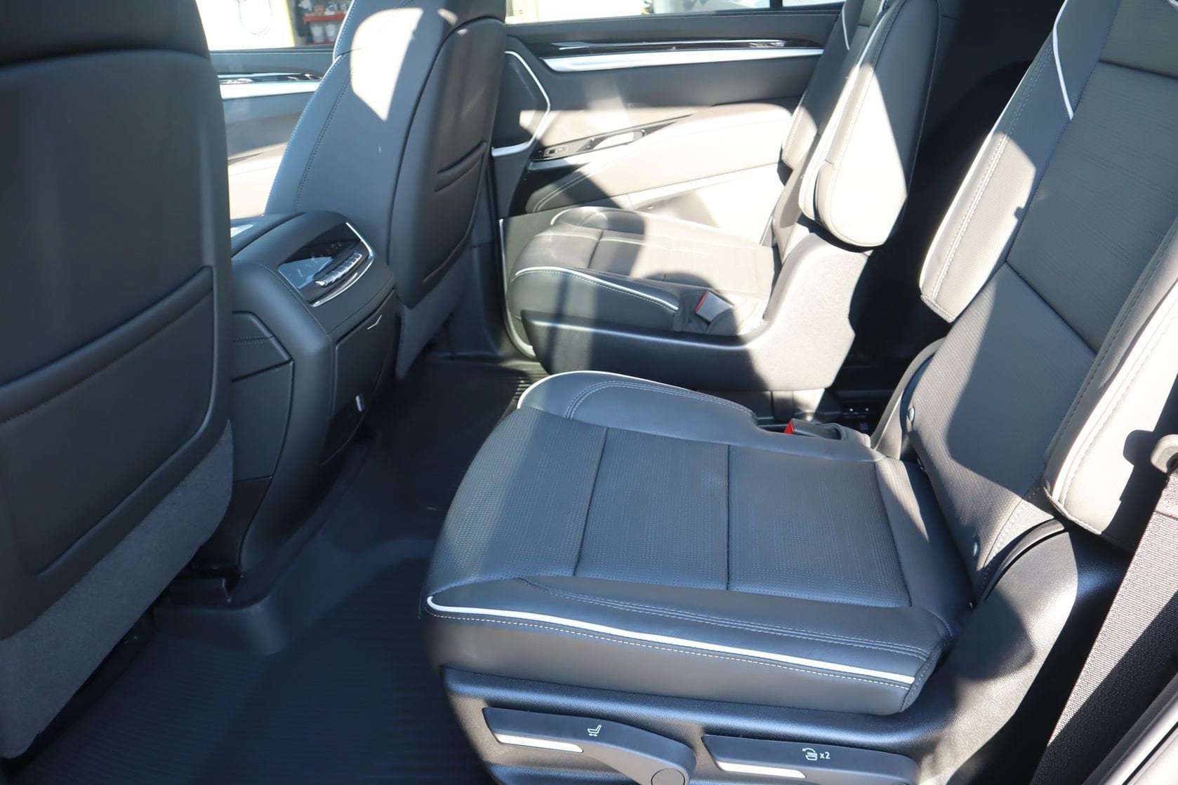 2027 Cadillac Escalade Luxury - Photo 14