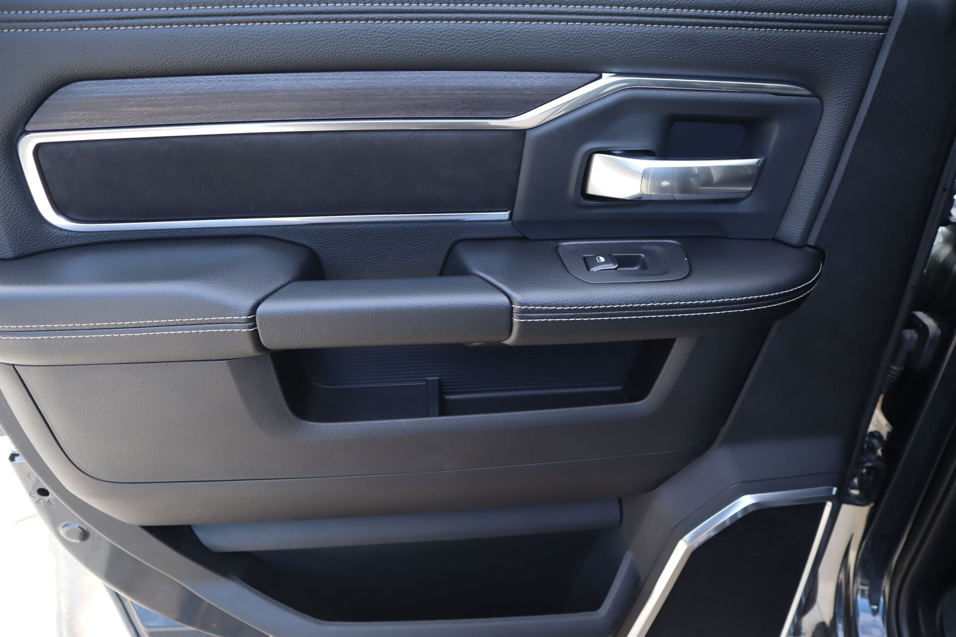 2026 RAM 2500 Laramie - Photo 15