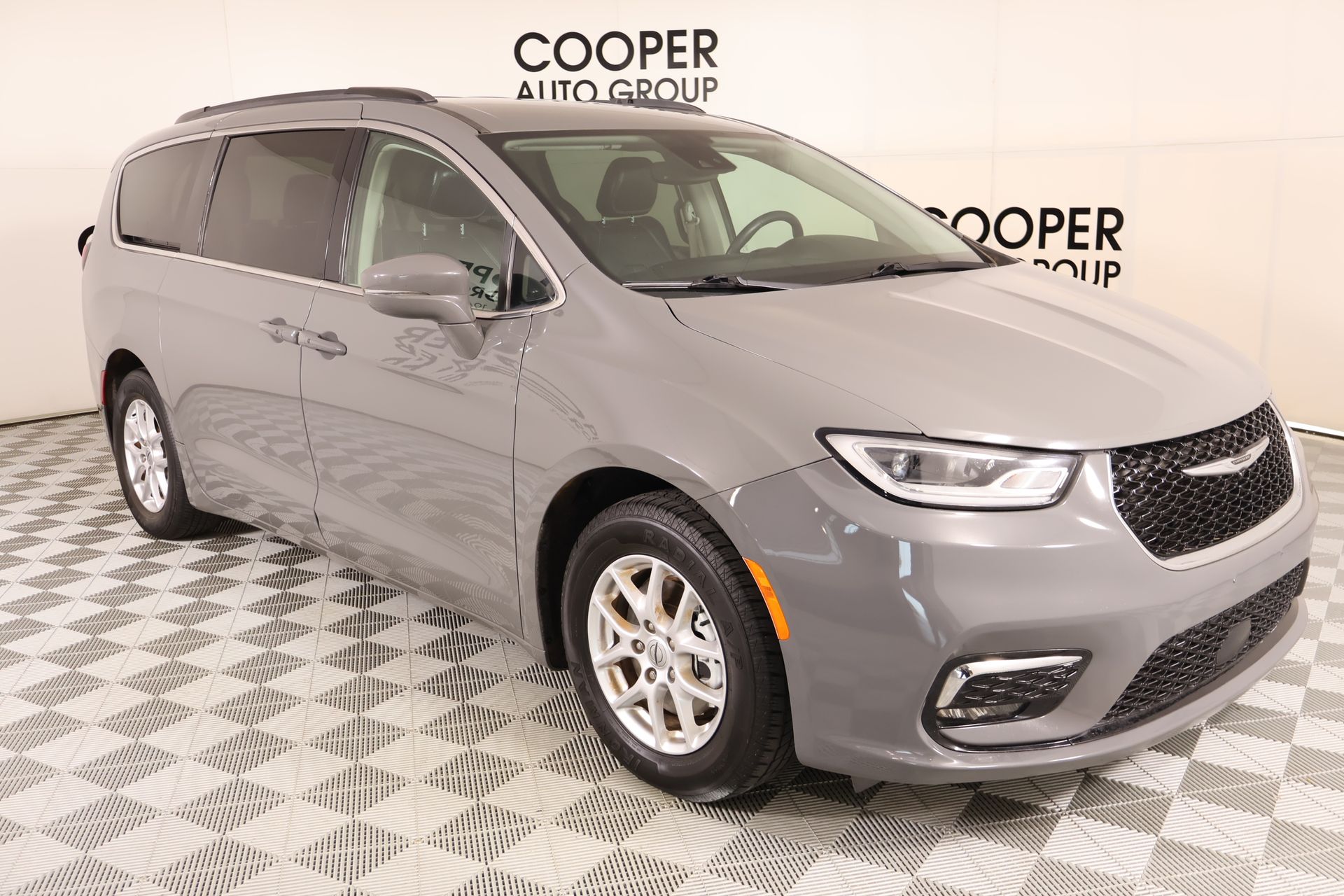 2022 Chrysler Pacifica Touring L's photo