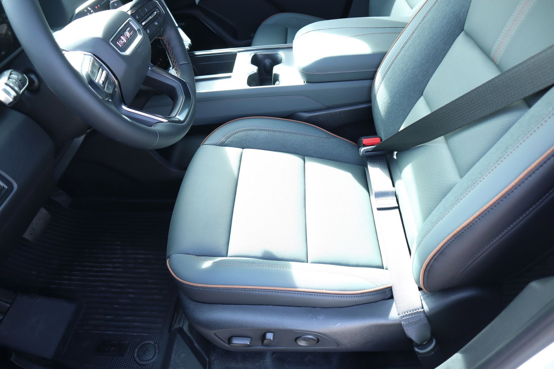2026 GMC Acadia AT4 - Photo 13