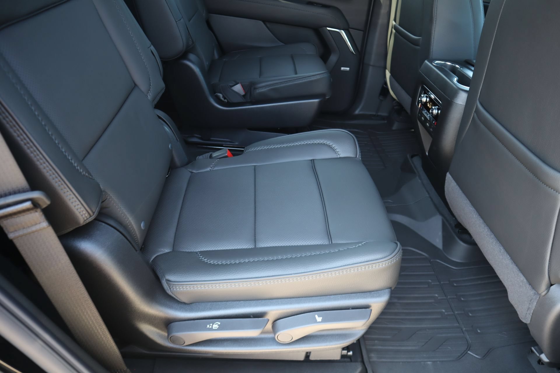 2026 GMC Yukon Denali - Photo 24