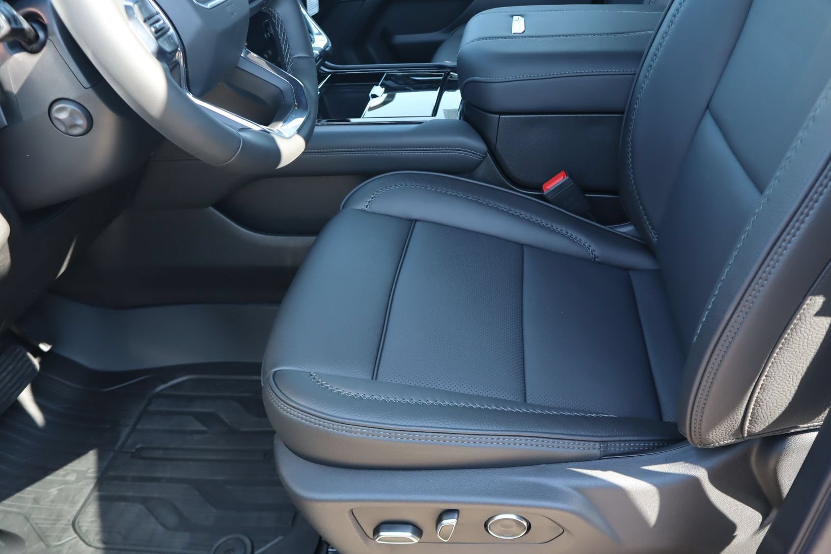 2026 GMC Yukon Denali - Photo 14