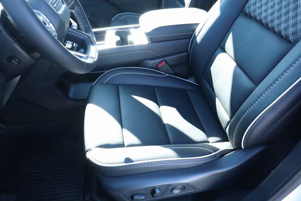 2026 GMC Acadia Denali - Photo 13