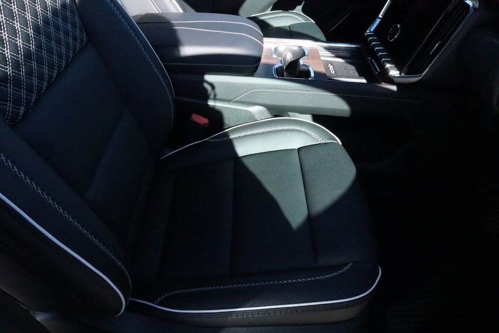 2026 GMC Acadia Denali - Photo 16