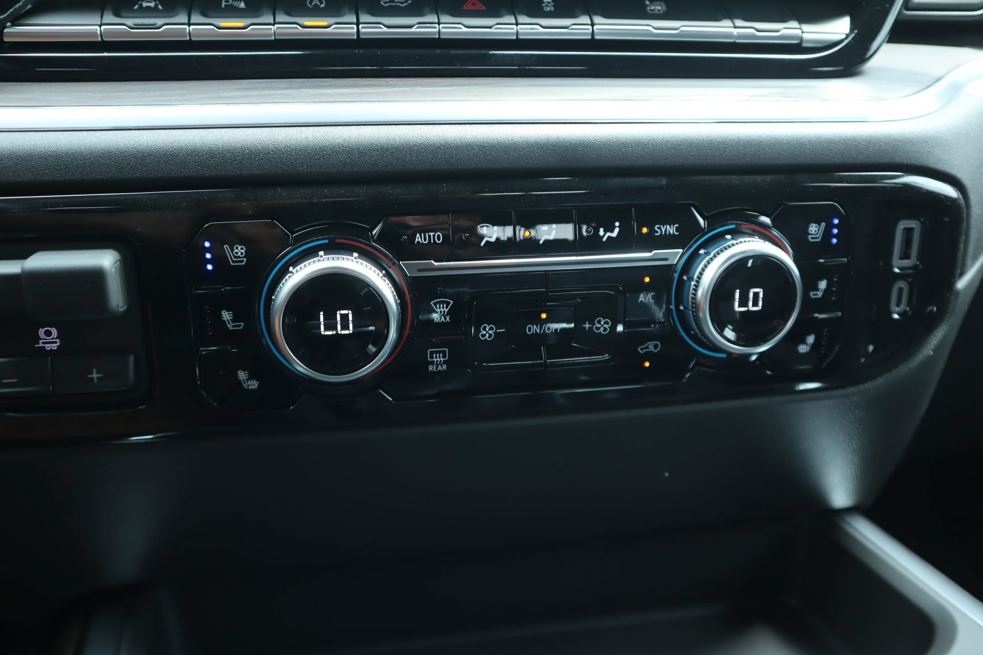 2026 GMC Sierra 1500 SLT - Photo 8