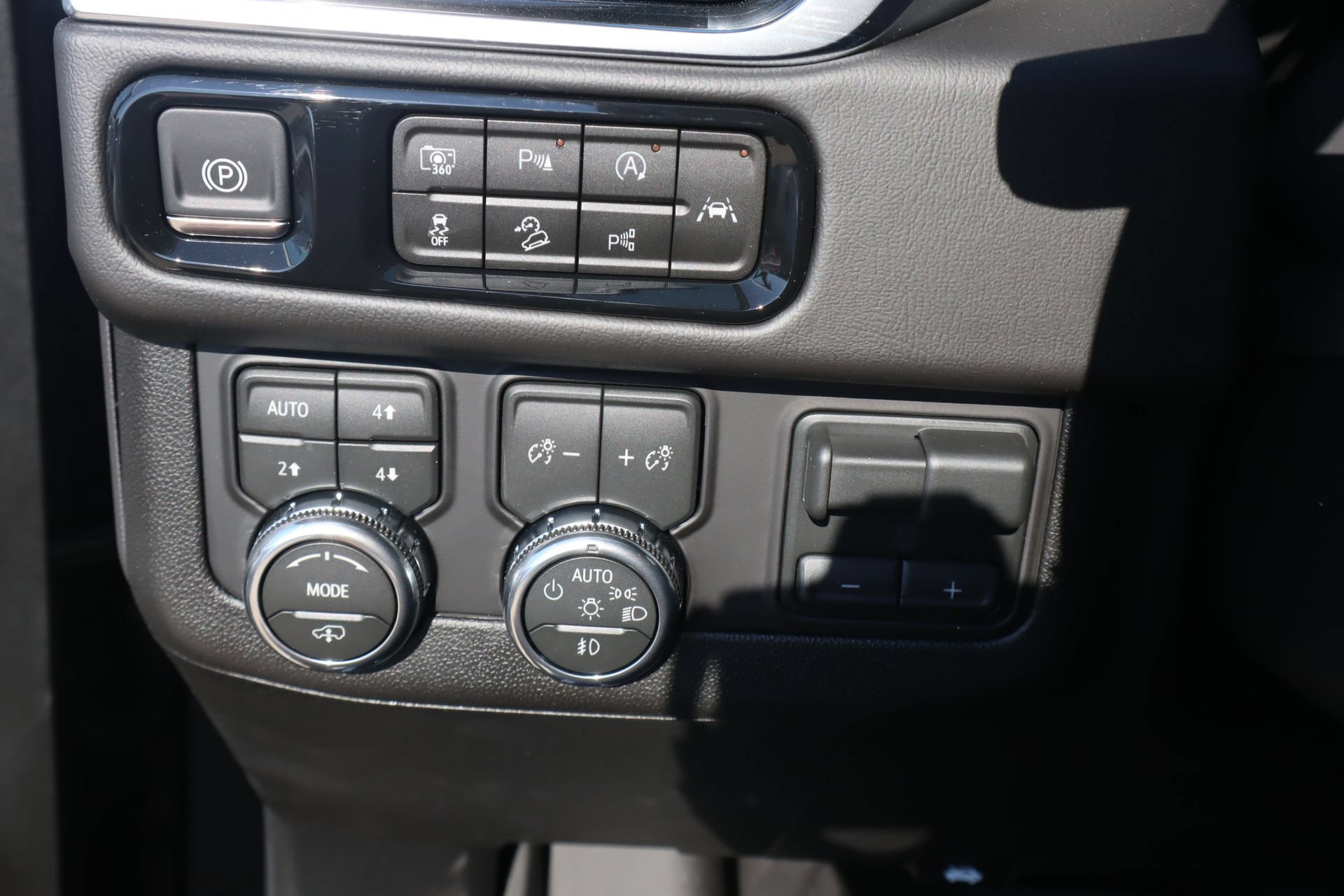 2026 GMC Yukon Denali - Photo 13