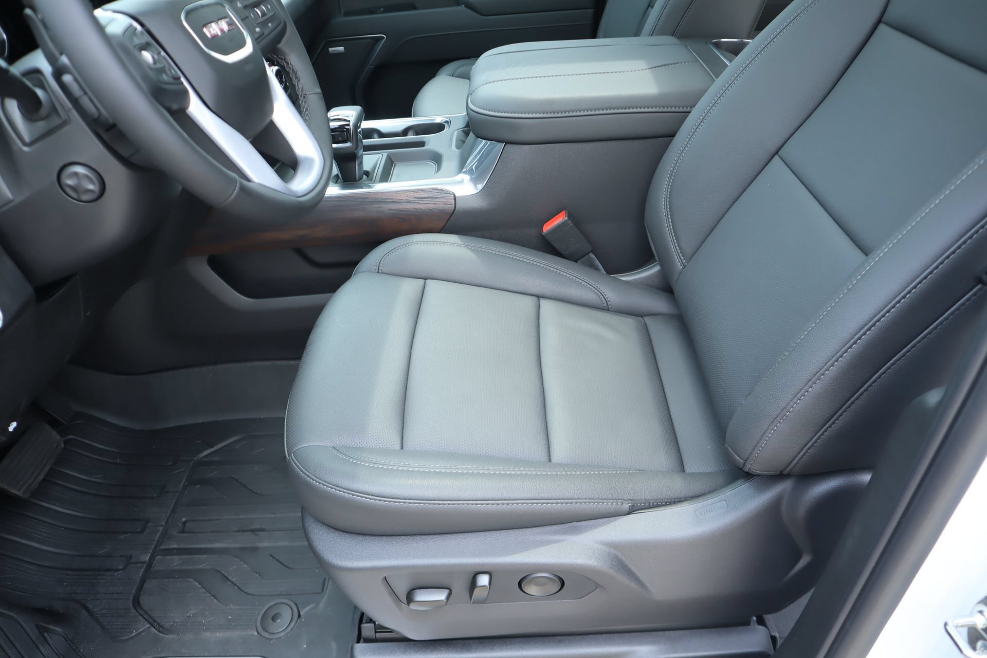 2026 GMC Sierra 1500 SLT - Photo 12