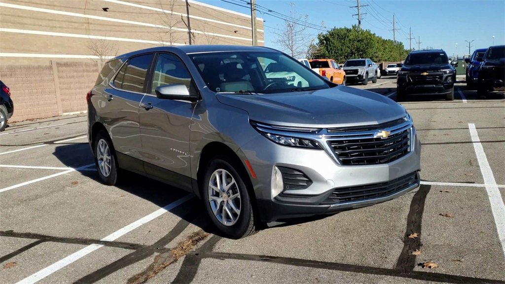 2024 Chevrolet Equinox LT photo 2