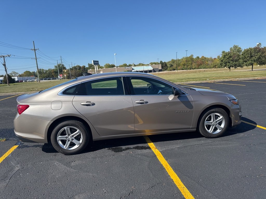 2022 Chevrolet Malibu LS photo 3