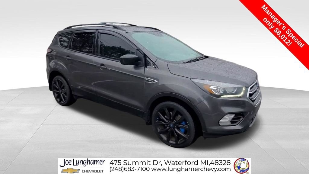 Used 2017 Ford Escape SE with VIN 1FMCU9GD2HUC93625 for sale in Waterford Township, MI