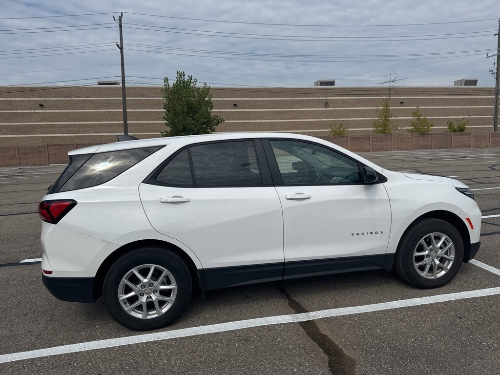 2023 Chevrolet Equinox LS photo 3