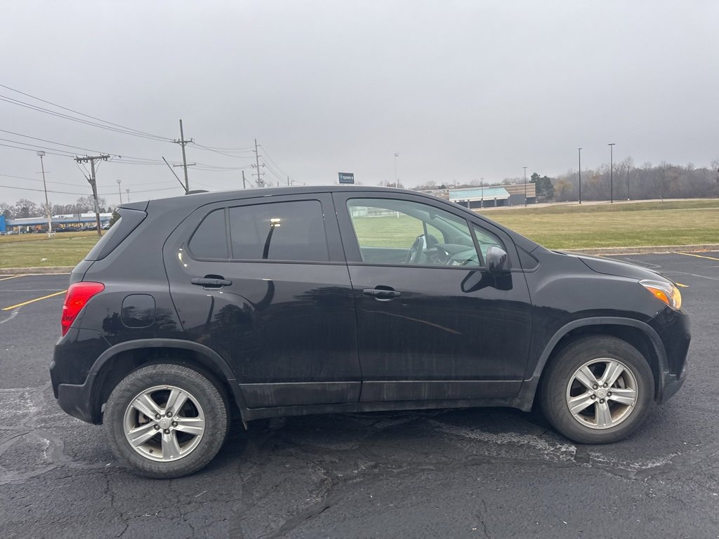 2022 Chevrolet Trax LS photo 3