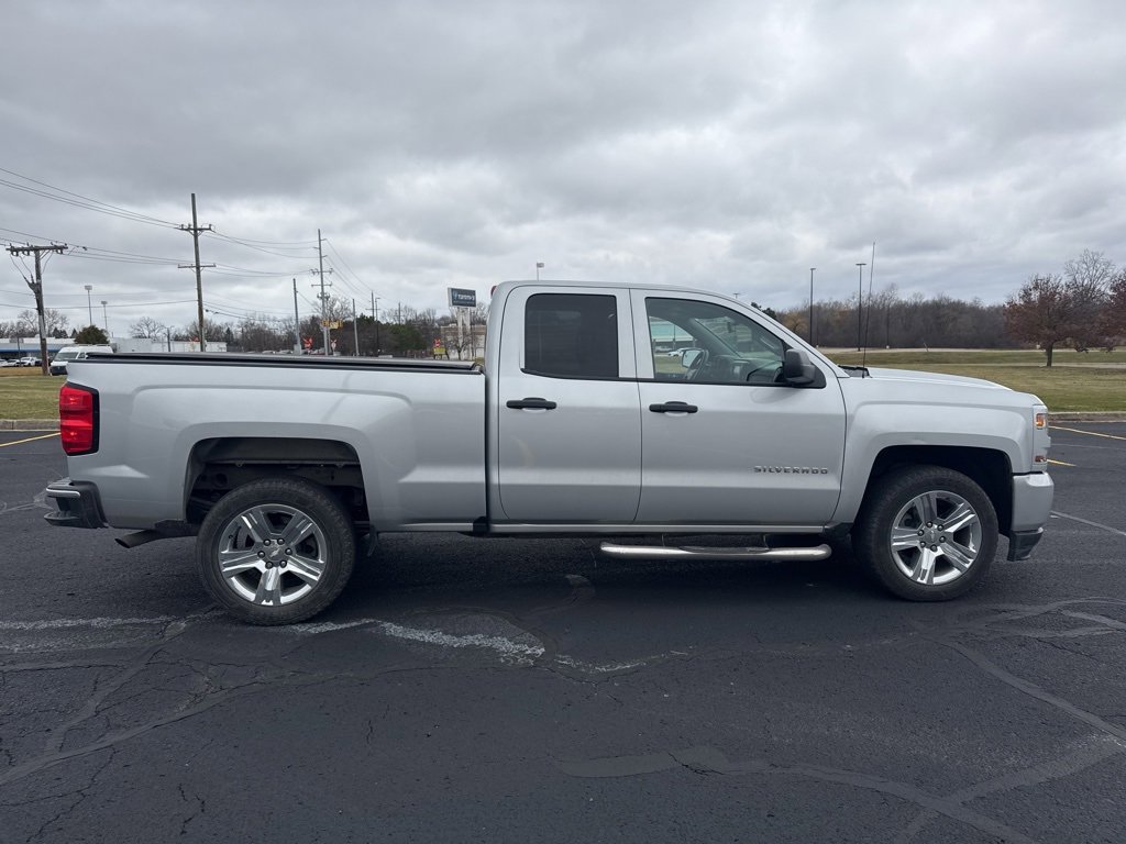 2018 Chevrolet Silverado 1500 Custom photo 3