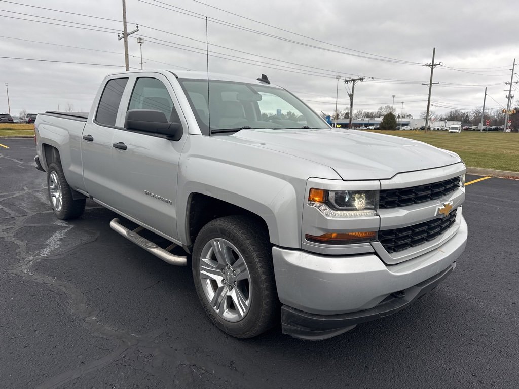 2018 Chevrolet Silverado 1500 Custom photo 2