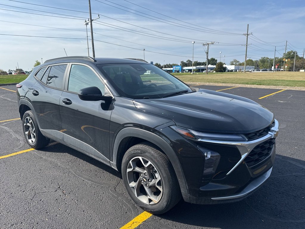 2024 Chevrolet Trax LT photo 2