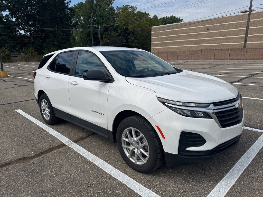 2023 Chevrolet Equinox LS photo 2