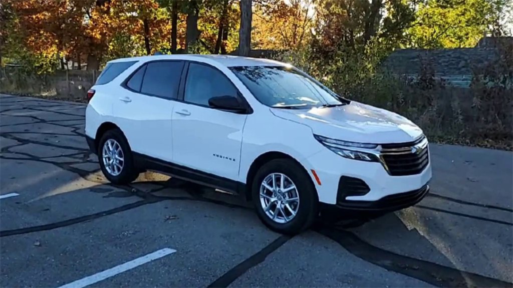 2024 Chevrolet Equinox LS photo 2