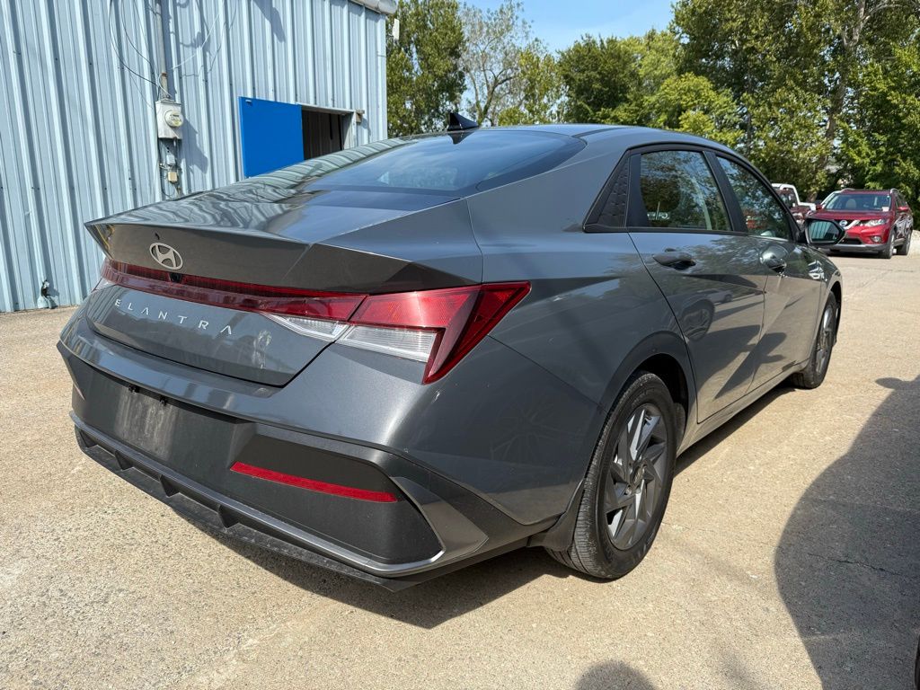 2024 Hyundai Elantra SEL photo 4